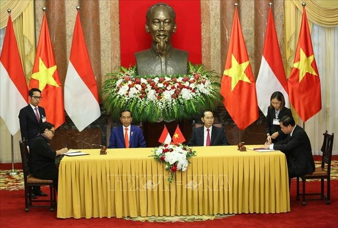 Trong ảnh: Chủ tịch nước Trần Đại Quang và Tổng thống Cộng hoà Indonesia Joko Widodo chứng kiến Lễ ký các văn kiện hợp tác giữa hai nước (11/9/2018). Ảnh: Dương Giang – TTXVN