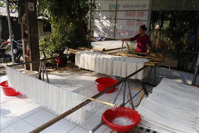 Trong ảnh: Rửa mì trước khi phơi.Ảnh: Nam Sương - TTXVN