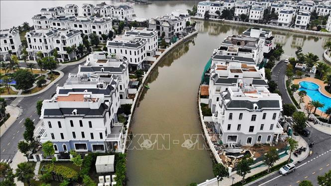 Trong ảnh: Các khu biệt thự, nhà liền kề được bao quanh bởi nhiều công viên cây xanh và hồ nước tạo không gian xanh, sạch, đẹp của khu đô thị. Ảnh: Danh Lam – TTXVN