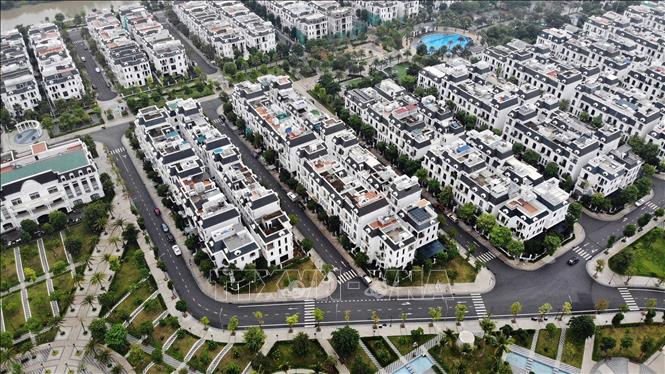 Trong ảnh: Các khu biệt thự, nhà liền kề được bao quanh bởi nhiều công viên cây xanh và hồ nước tạo không gian xanh, sạch, đẹp của khu đô thị. Ảnh: Danh Lam – TTXVN
