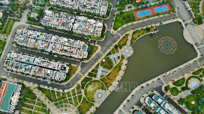 Trong ảnh: Các khu biệt thự, nhà liền kề được bao quanh bởi nhiều công viên cây xanh và hồ nước tạo không gian xanh, sạch, đẹp của khu đô thị. Ảnh: Danh Lam – TTXVN