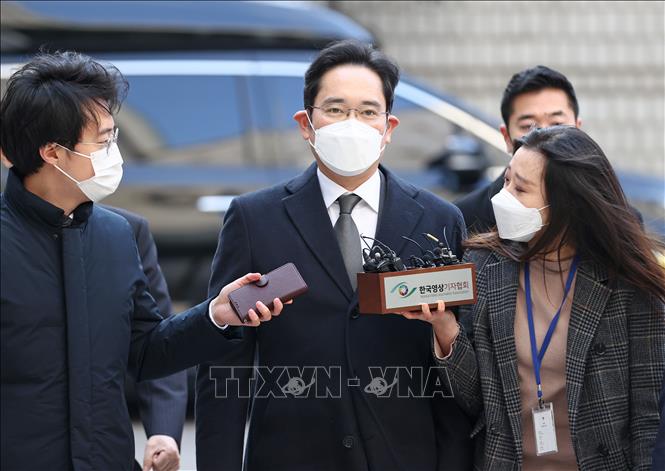 Trong ảnh: Phó Chủ tịch Tập đoàn Samsung, ông Lee Jae-yong (giữa) trả lời báo giới khi tới tòa án ở Seoul, Hàn Quốc ngày 7/12/2020. Ảnh: Yonhap/TTXVN