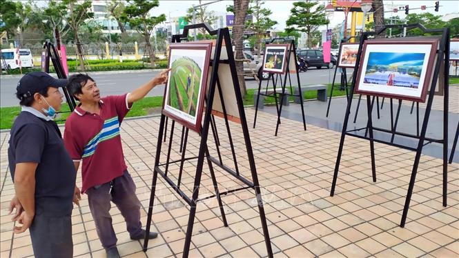 Trong ảnh: Người dân tham quan Triển lãm ảnh thời sự - nghệ thuật “Đà Nẵng, sức sống mới”. Ảnh: Trần Lê Lâm - TTXVN