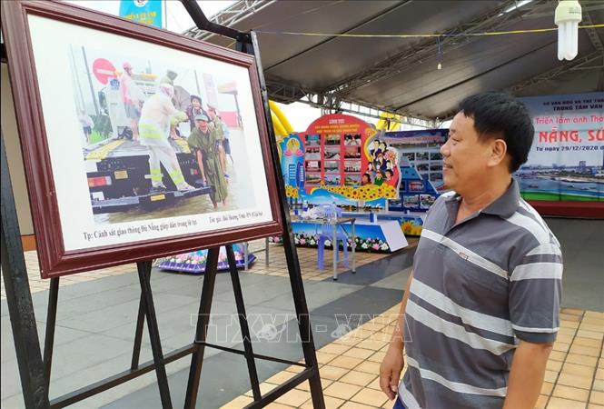 Trong ảnh: Người dân tham quan Triển lãm ảnh thời sự - nghệ thuật “Đà Nẵng, sức sống mới”. Ảnh: Trần Lê Lâm - TTXVN