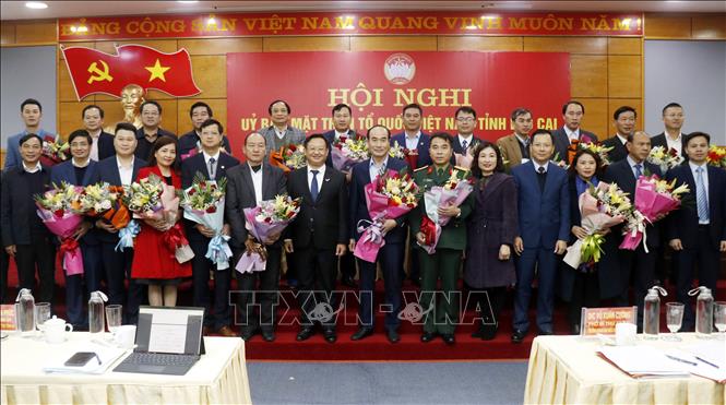 Trong ảnh: Đồng chí Vũ Xuân Cường, Phó Bí thư Thường trực Tỉnh ủy Lào Cai tặng hoa chia tay các đại biểu không tham gia Ủy viên Ủy ban Mặt trận Tổ quốc Việt Nam tỉnh khóa XV. Ảnh: Quốc Khánh - TTXVN