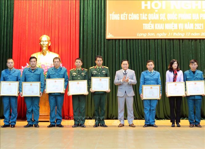 Trong ảnh: Các tập thể  được Chủ tịch UBND tỉnh Lạng Sơn tặng Bằng khen. Ảnh: Quang Duy - TTXVN