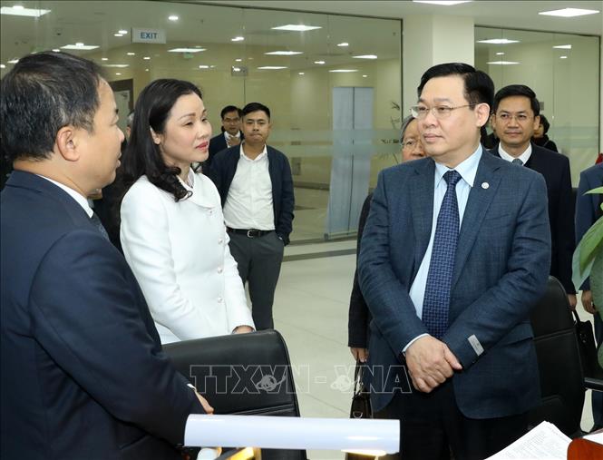 Trong ảnh: Bí thư Thành ủy Hà Nội Vương Đình Huệ với cán bộ Kho bạc Nhà nước Hà Nội. Ảnh: Văn Điệp - TTXVN