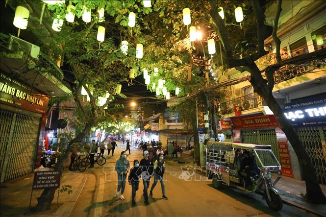 Trong ảnh: Phố Hàng Bạc nằm trong các tuyến phố đi bộ mới được mở rộng. Ảnh: Thanh Tùng - TTXVN 