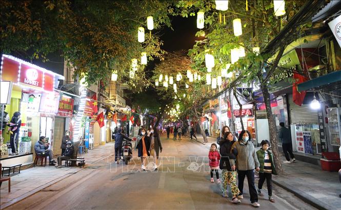 Trong ảnh: Người dân trải nghiệm phố đi bộ mới được mở rộng. Ảnh: Thanh Tùng - TTXVN 