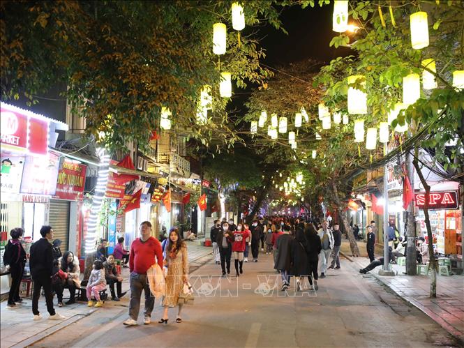 Trong ảnh: Phố Hàng Bạc nằm trong các tuyến phố đi bộ mới được mở rộng. Ảnh: Thanh Tùng - TTXVN 