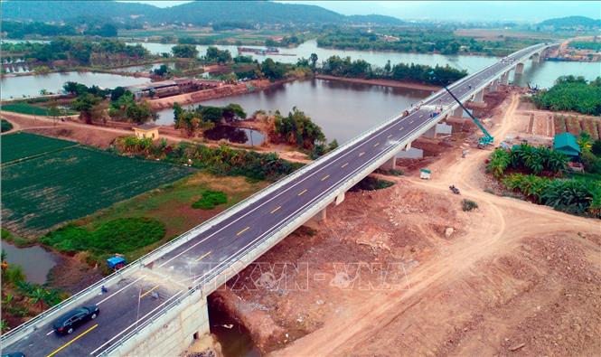 Cầu Triều nối thị xã Đông Triều, tỉnh Quảng Ninh với thị xã Kinh Môn, tỉnh Hải Dương.
Ảnh: Mạnh Tú - TTXVN
