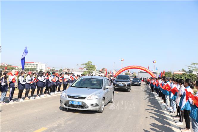 Trong ảnh: Thông xe dự án xây dựng cầu Triều và đường dẫn nối Quốc lộ 18 (thị xã Đông Triều, tỉnh Quảng Ninh) với đường tỉnh 389 (thị xã Kinh Môn, tỉnh Hải Dương).
Ảnh: Mạnh Tú - TTXVN
