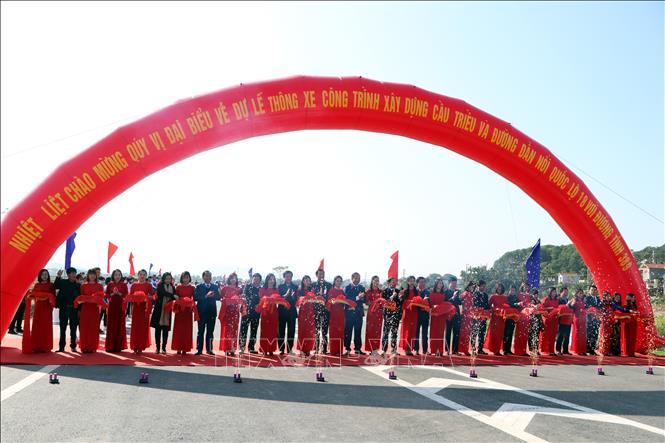 Các đại biểu cắt băng thông xe dự án xây dựng cầu Triều và đường dẫn nối Quốc lộ 18 (thị xã Đông Triều, tỉnh Quảng Ninh) với đường tỉnh 389 (thị xã Kinh Môn, tỉnh Hải Dương).
Ảnh: Mạnh Tú - TTXVN