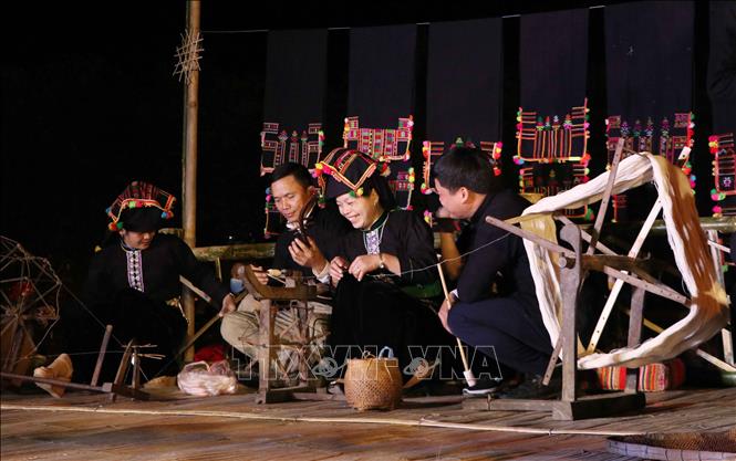 Trong ảnh: Các chàng trai, cô gái trao đổi tâm tư, tình cảm, yêu nhau để rồi kết tóc se duyên tiên tới xây dựng gia đình hạnh phúc. Ảnh: Nguyễn Oanh-TTXVN.