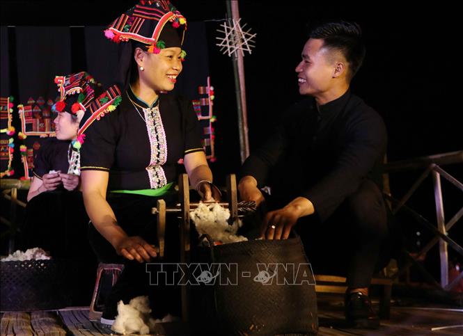 Trong ảnh: Trai gái cùng giao duyên trong lễ hội là nét đẹp văn hóa của đồng bào Thái ở huyện Than Uyên. Ảnh: Nguyễn Oanh-TTXVN.