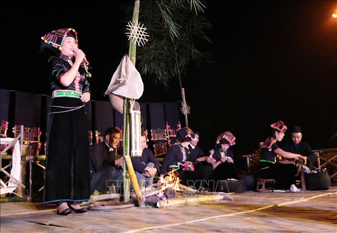 Trong ảnh: Trên sàn Hạn Khuống, trai gái đua tài bằng những tiết mục văn hóa, văn nghệ mang đậm bản sắc văn hóa truyền thống dân tộc. Ảnh: Nguyễn Oanh -TTXVN.