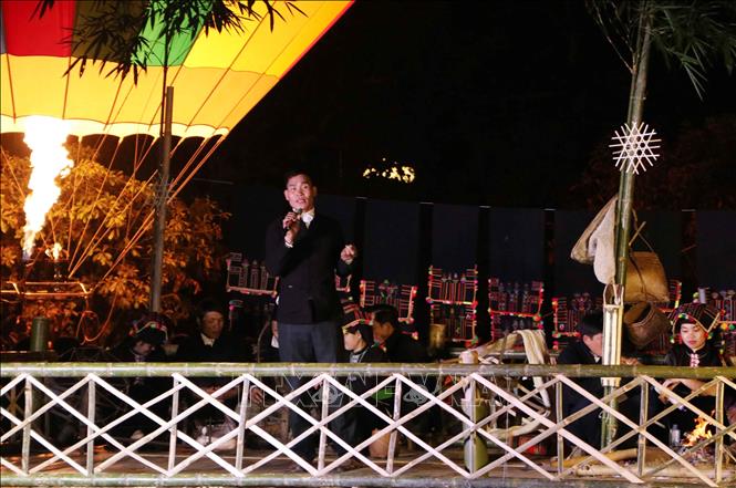 Trong ảnh: Trên sàn Hạn Khuống, trai gái đua tài bằng những tiết mục đối đáp văn hóa, văn nghệ mang đậm bản sắc văn hóa truyền thống dân tộc. Ảnh: Nguyễn Oanh -TTXVN.