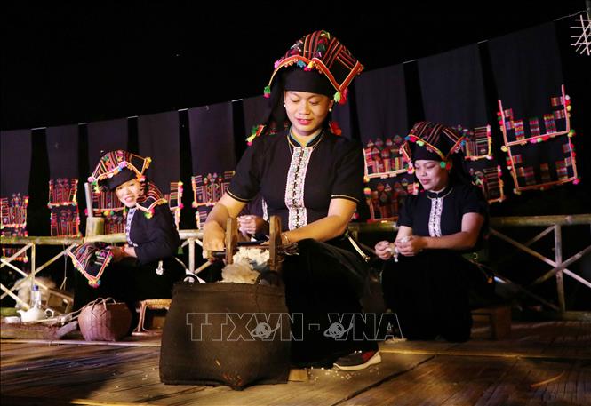 Trong ảnh: Trên sàn Hạn Khuống, các cô gái sẽ quay tơ, đẹp sợi... để thu hút các chàng trai trong bản và nơi khác đến tham gia Hạn Khuống. Ảnh: Nguyễn Oanh-TTXVN.