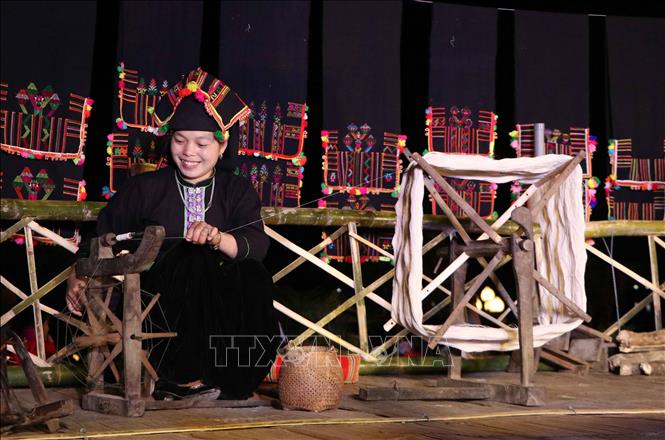 Trong ảnh: Trên sàn Hạn Khuống, các cô gái trổ tài quay tơ, đẹp sợi... để thu hút các chàng trai trong bản và nơi khác đến tham gia Hạn Khuống. Ảnh: Nguyễn Oanh -TTXVN.