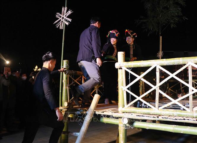Trong ảnh: Các chàng trai vượt qua thử thách hát đối đáp và được lên sàn Hạn Khuống. Ảnh: Nguyễn Oanh-TTXVN.