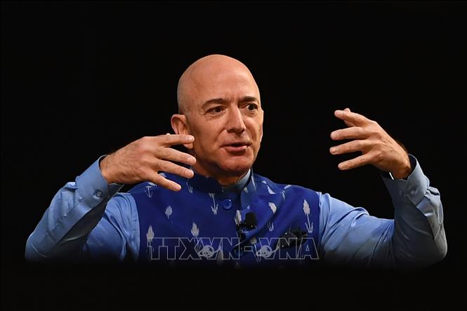 Trong ảnh: Nhà sáng lập kiêm Giám đốc điều hành (CEO) Amazon - tỷ phú Jeff Bezos với khoảng 190 tỷ USD- người đứng đầu bảng xếp hạng của Bloomberg. Ảnh: AFP/TTXVN 