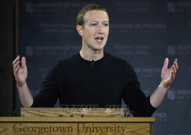 Trong ảnh: Người sáng lập kiêm CEO Facebook - ông Mark Zuckerberg là người giàu thứ 5 trên thế giới với giá trị tài sản khoảng 104 tỷ USD. Ảnh: AFP/TTXVN