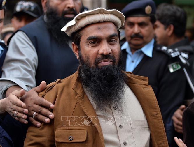Trong ảnh: (tư liệu) Nhân viên an ninh Pakistan áp giải  Zaki-ur-Rehman Lakhvi - kẻ bị tình nghi lên kế hoạch cho các vụ tấn công khủng bố tại Mumbai (Ấn Độ) vào năm 2008 rời tòa án ở  Islamabad, Pakistan, ngày 1/1/2015. Ảnh: AFP/TTXVN 