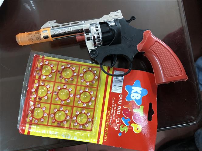 Trong ảnh: Súng đồ chơi không rõ nguồn gốc xuất xứ bị lực lượng chức năng thu giữ. Ảnh TTXVN Phát