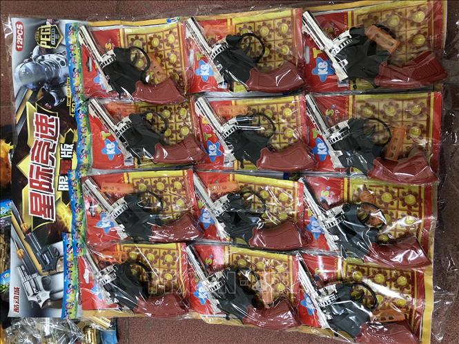Trong ảnh: Súng đồ chơi không rõ nguồn gốc xuất xứ bị lực lượng chức năng thu giữ. Ảnh TTXVN Phát