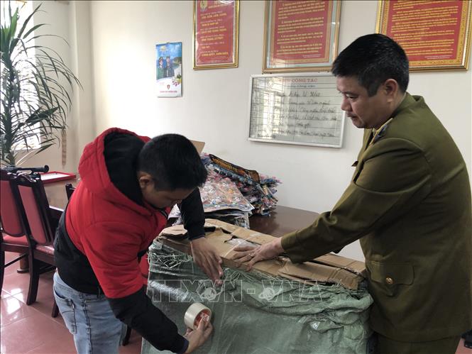 Trong ảnh: Súng đồ chơi không rõ nguồn gốc xuất xứ bị lực lượng chức năng thu giữ. Ảnh TTXVN Phát