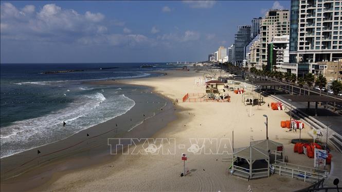 Trong ảnh: Cảnh vắng vẻ tại một bãi biển ở thành phố Tel Aviv, Israel trong bối cảnh các biện pháp hạn chế được áp dụng nhằm ngăn chặn sự lây lan của dịch COVID-19, ngày 23/9/2020. Ảnh: AFP/TTXVN