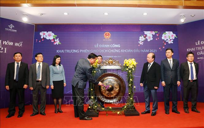Trong ảnh: Bộ trưởng Bộ Tài chính Đinh Tiến Dũng đánh cồng khai trương phiên giao dịch đầu năm 2021. Ảnh: Phạm Hậu - TTXVN