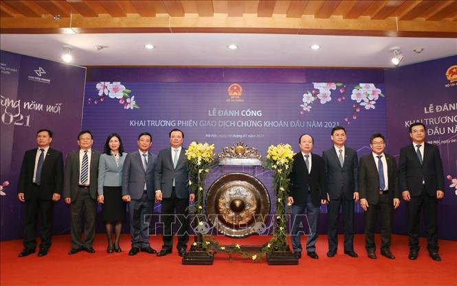 Trong ảnh: Bộ trưởng Bộ Tài chính Đinh Tiến Dũng và các đại biểu dự Lễ đánh cồng khai trương phiên giao dịch đầu năm 2021. Ảnh: Phạm Hậu - TTXVN
