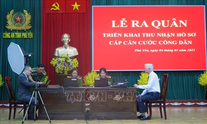 Những người được cấp Căn cước công dân có gắn chíp điện tử đầu tiên của tỉnh Phú Yên là đại biểu dự Đại hội Đảng toàn quốc lần thứ XIII. Ảnh: Xuân Triệu - TTXVN                            