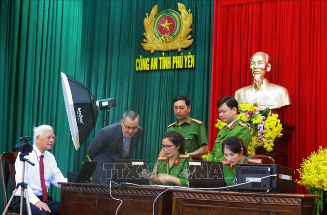 Đồng chí Phạm Đại Dương, Bí thư Tỉnh ủy Phú Yên (thứ 2 từ trái sang) kiểm tra hệ thống cấp Căn cước công dân. Ảnh: Xuân Triệu - TTXVN                            