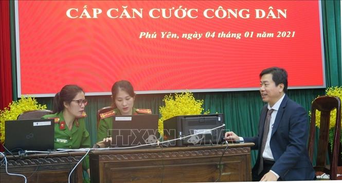 Ông Trần Hữu Thế, Chủ tịch Ủy ban nhân dân tỉnh Phú Yên thực hiện các thủ tục cấp Căn cước công dân. Ảnh: Xuân Triệu - TTXVN