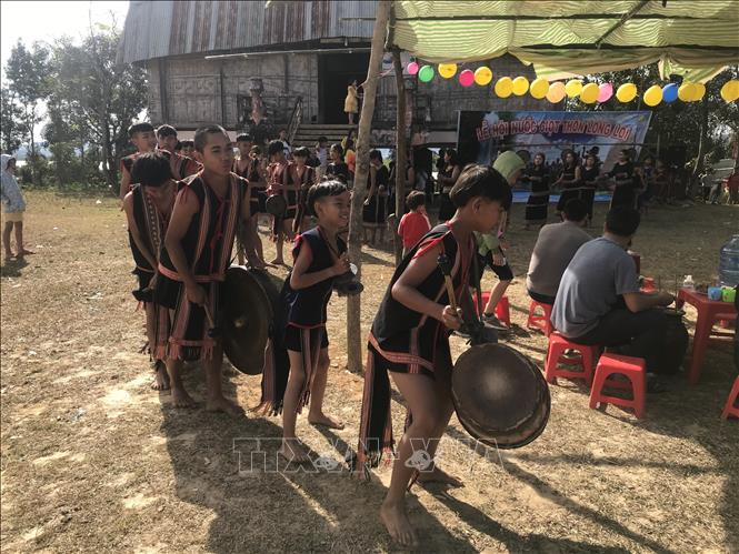 Trong ảnh: Các em nhỏ trong bộ trang phục thổ cẩm chơi cồng chiêng tại Lễ hội. Ảnh: Khoa Chương – TTXVN