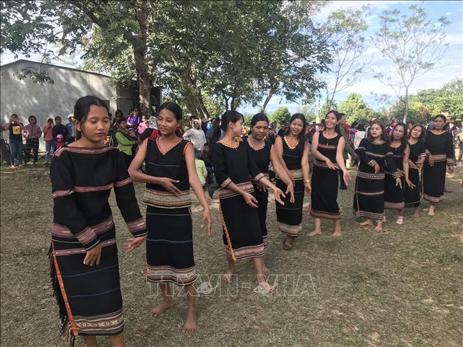 Trong ảnh: Những người phụ nữ trong trang phục truyền thống múa xoang tại Lễ hội. Ảnh: Khoa Chương – TTXVN