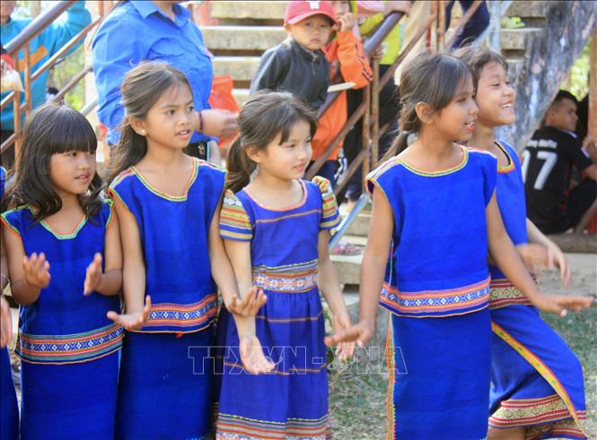 Trong ảnh: Các em nhỏ trong trang phục truyền thống múa xoang tại Lễ hội. Ảnh: Khoa Chương – TTXVN