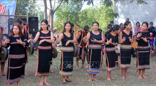 Trong ảnh: Những người phụ nữ trong trang phục truyền thống múa xoang tại Lễ hội. Ảnh: Khoa Chương – TTXVN
