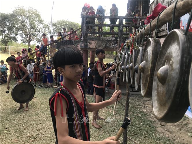 Trong ảnh: Các em nhỏ trong bộ trang phục thổ cẩm chơi cồng chiêng tại Lễ hội. Ảnh: Khoa Chương – TTXVN