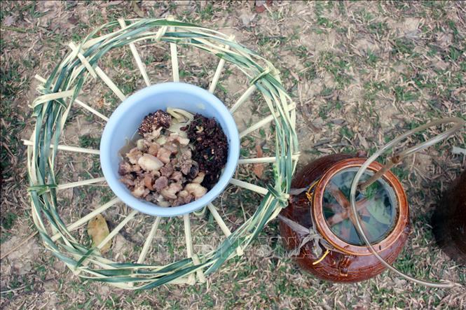 Trong ảnh: Rượu ghè và thức ăn được người dân trang trí bắt mắt. Ảnh: Khoa Chương – TTXVN
