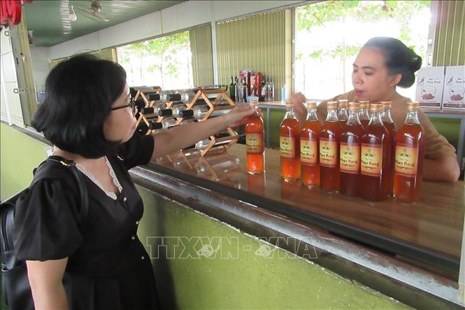 Trong ảnh: Du khách lựa chọn sản phẩm Siro nho Phan Rang, Ninh Thuận. Ảnh: Nguyễn Thành – TTXVN