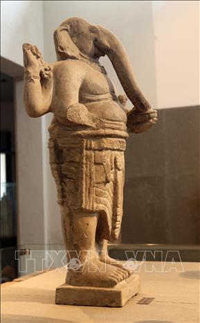 Trong ảnh: Tượng Ganesha (chất liệu: Sa thạch; ký hiệu BTC 5; kích thước: cao 95cm, dài 48cm, rộng 34cm) đang được trưng bày tại Bảo tàng Điêu khắc Chăm (Đà Nẵng). Ảnh: Trần Lê Lâm - TTXVN