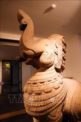Trong ảnh: Tượng Gajasimha (chất liệu: Sa thạch; ký hiệu BTC 221; kích thước: cao 215cm, dài 100cm,  rộng 84cm) đang được trưng bày tại Bảo tàng Điêu khắc Chăm (Đà Nẵng). Ảnh: Trần Lê Lâm - TTXVN