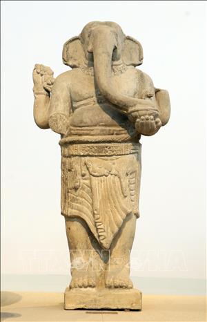 Trong ảnh: Tượng Ganesha (chất liệu: Sa thạch; ký hiệu BTC 5; kích thước: cao 95cm, dài 48cm, rộng 34cm) đang được trưng bày tại Bảo tàng Điêu khắc Chăm (Đà Nẵng). Ảnh: Trần Lê Lâm - TTXVN