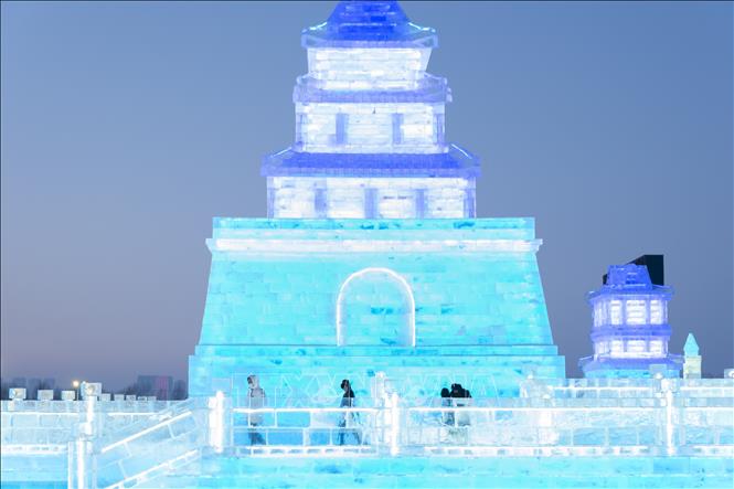 Trong ảnh: Thế giới băng tuyết muôn màu trong Lễ hội băng đăng 2021 ở thành phố Cáp Nhĩ Tân, Đông Bắc Trung Quốc ngày 4/1/2021. Ảnh: THX/TTXVN