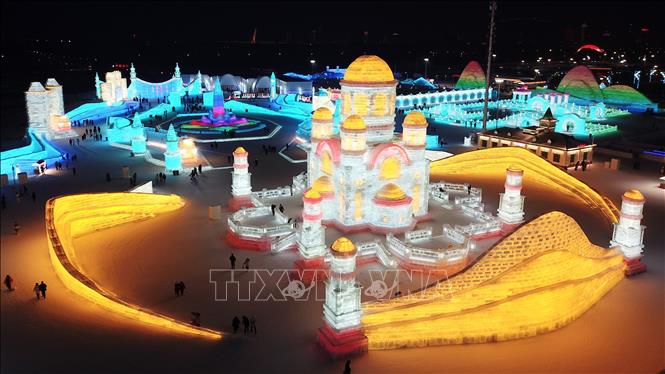 Trong ảnh: Thế giới băng tuyết muôn màu trong Lễ hội băng đăng 2021 ở thành phố Cáp Nhĩ Tân, Đông Bắc Trung Quốc ngày 4/1/2021. Ảnh: THX/TTXVN
