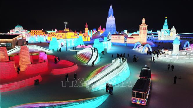 Trong ảnh: Thế giới băng tuyết muôn màu trong Lễ hội băng đăng 2021 ở thành phố Cáp Nhĩ Tân, Đông Bắc Trung Quốc ngày 4/1/2021. Ảnh: THX/TTXVN