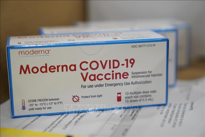 Trong ảnh: Vaccine ngừa COVID-19 của Hãng dược phẩm Moderna Inc (Mỹ) chuẩn bị được vận chuyển đến trung tâm phân phối ở Olive Branch, Mississippi, ngày 20/12/2020. Ảnh: AFP/TTXVN